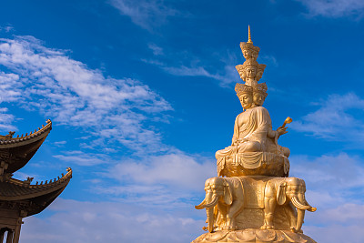 普贤菩萨雕像在峨眉山的金顶，四川，中国。中国四川峨眉山上的普贤菩萨雕像