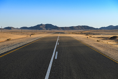 红沙吹过纳米布沙漠，道路宽阔