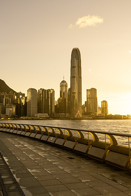 维多利亚港和香港天际线的景色