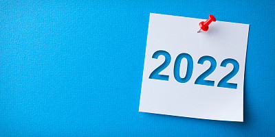 白色便利贴与新年快乐2020和红色图钉在蓝色背景