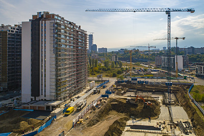 保加利亚索菲亚的工业建筑起重机和建筑。施工现场及施工机械鸟瞰图。无人机视点