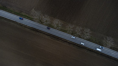 穿过田野的道路-动态模糊的汽车-鸟瞰图