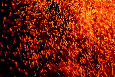 飞舞的火焰火花在黑暗的背景抽象图像