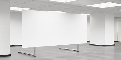 空空白白板挂图在大房间办公室3d渲染插图