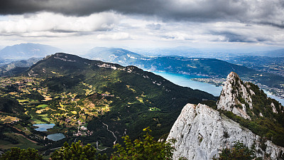 法国阿尔卑斯山脉的La Dent Du Chat山顶全景与艾克斯les Bains城市景观和布尔热湖