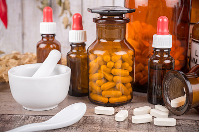 历史悠久的药店或药房的玻璃瓶和药品-药丸，片剂与拉丁标签