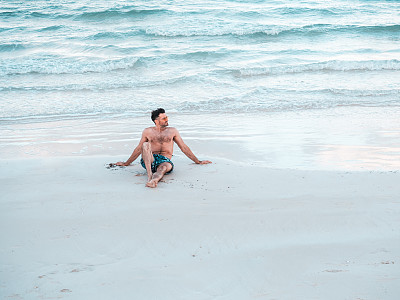沙滩上英俊的男人望着远方