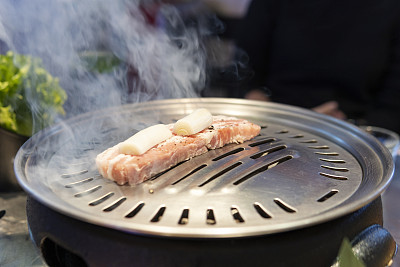 餐厅有韩国烤肉或烤肉