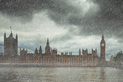伦敦大本钟下大雨