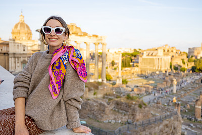 在罗马的罗马广场上欣赏风景的女人