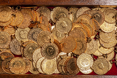 宝箱里装满了土耳其金币。