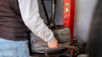 汽车轮胎在维修时从轮辋上取下。