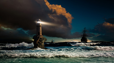 美丽的风景，有灯塔和日落时的帆船。希腊基克拉迪斯岛安德罗斯岛的丘拉灯塔