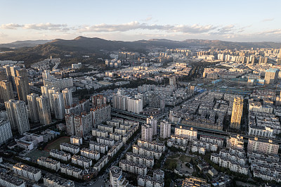 中国云南省昆明市的一条繁忙的高层街道