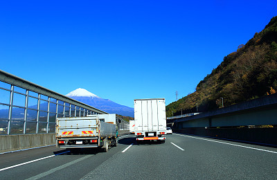 卡车行驶在富士山高速公路上