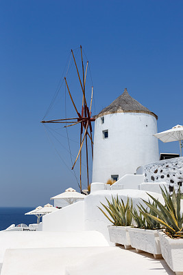 风车在希腊圣托里尼岛度假旅游旅游伊亚镇地中海圣托里尼肖像格式