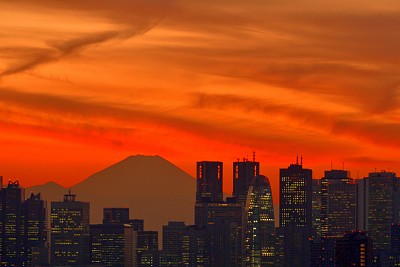 富士山和东京的天际线:日落后的黄昏