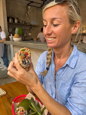 一名年轻女子在墨西哥吃墨西哥卷饼