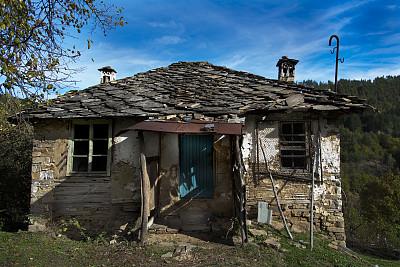摧毁了房屋。山区中被遗弃的破坏性房屋。