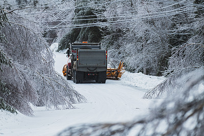 扫雪机在冰暴期间清理道路