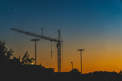 夕阳下建筑工地的景象。