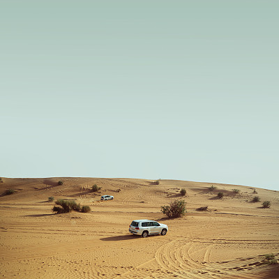 两辆越野车在阿联酋迪拜沙漠行驶