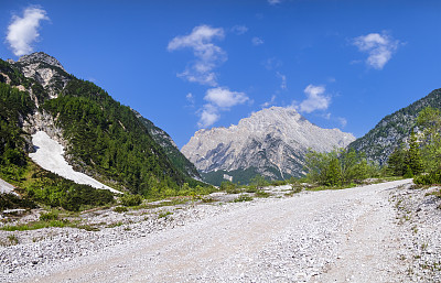 Dolomites的Oten山谷和Antelao山(意大利威尼托)