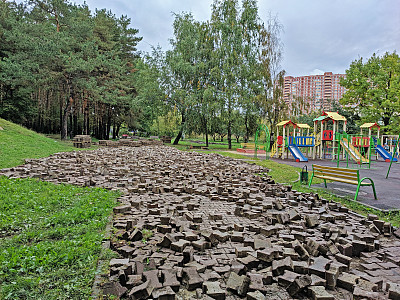 城市公园拆除后的旧铺路砖