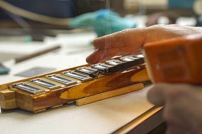 在修复和修复过程中拆卸的手风琴部件与一组标签
