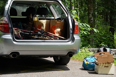 一辆装满钓鱼设备的汽车的行李空间。