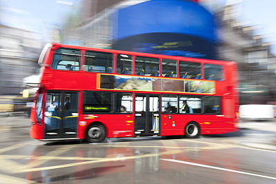动态模糊红色双层巴士在伦敦皮卡迪利广场