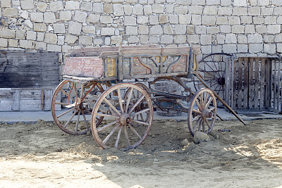 古老的拉车马(希腊，克里特岛)