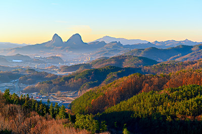 从山顶俯瞰麦山