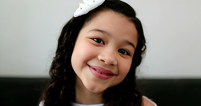 微笑的小女孩肖像，西班牙亚裔混血的孩子，种族多元化的全球人