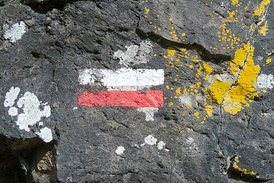 Mafate cirque，留尼旺岛- Rivière des Galets。岩石上的登山标志，GR路线。