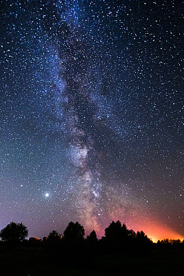 夏天的星空。天上的星星。美丽的夜晚景观。长时间的曝光。银河系。抽象的背景。深空