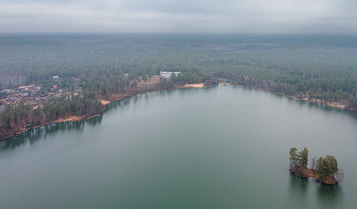 鸟瞰图，湖畔休闲区，如画的秋景，雨天和雾天