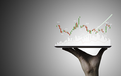 交易员手持平板电脑，触摸技术图表，分析股市数据和投机者的投资理念。