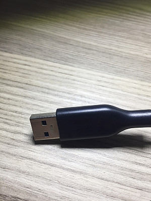 USB连接线在木桌与复制空间
