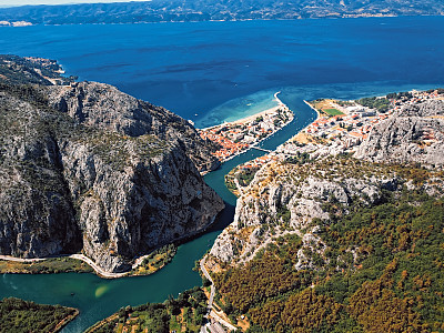 克罗地亚达尔马提亚海岸的奥米斯和塞蒂纳河鸟瞰图。