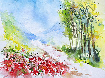 美丽的春天水彩画，红红的鲜花盛开在山路旁，山峦在遥远的地平线上。手绘水彩插图。