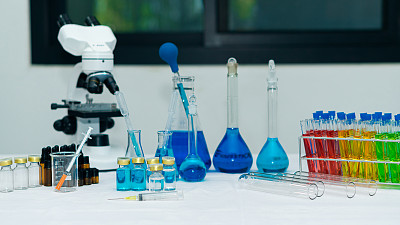 化学结构研究医学科技背景水在烧杯和化学玻璃瓶用各种彩色显微镜实验室实验工具