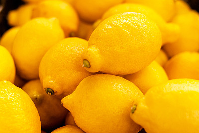 一串长形的成熟的亮黄色柠檬。