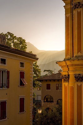 从里瓦德尔加尔达(Riva del Garda)的老城区眺望群山