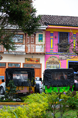 传统的吉普车威利停在哥伦比亚美丽的小镇菲兰迪亚的主广场上。