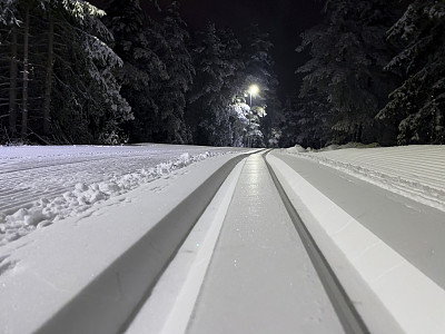 在夜间看到的越野滑雪轨道