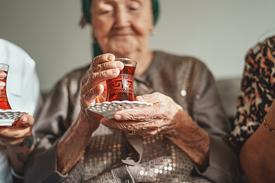 和96岁的奶奶一起喝茶