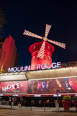 欧洲，法国，巴黎:巴黎最著名的俱乐部之一，红磨坊的霓虹灯招牌和外观