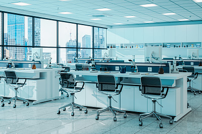 现代空旷的科学实验室，白色的桌子，显微镜，科学设备和窗外的城市景观