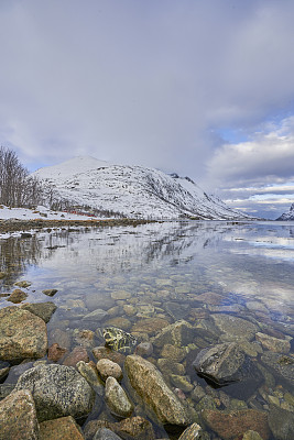 欧洲挪威特罗姆瑟附近美丽的Ersfjordbotn峡湾 欧洲挪威特罗姆瑟附近美丽的Ersfjordbotn峡湾